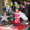 Simon Helberg, Melissa Rauch, Johnny Galecki, Jim Parsons, Kunal Nayyar entourent  Kaley Cuoco qui reçoit son étoile sur le Walk Of Fame de Hollywood, le 29 octobre 2014