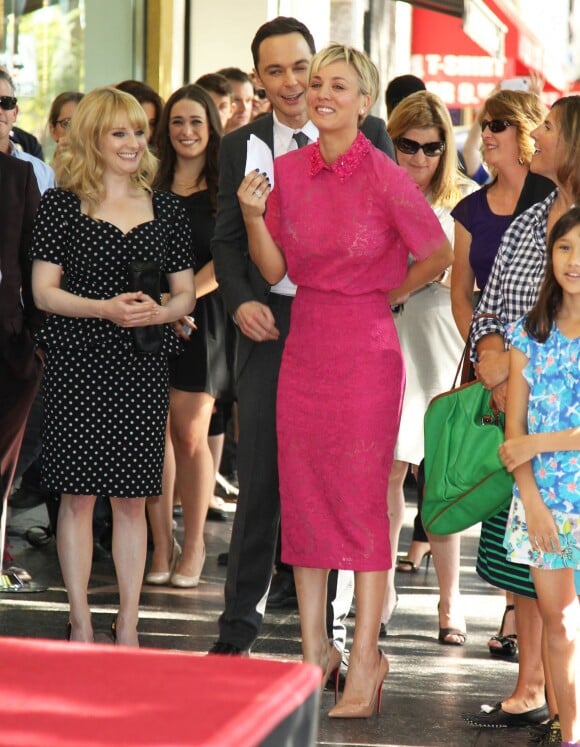 Melissa Rauch, Jim Parsons au côté de Kaley Cuoco qui dévoile son étoile sur le Walk Of Fame à Hollywood, le 29 octobre 2014