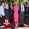 Simon Helberg, Melissa Rauch, Johnny Galecki, Jim Parsons et Kunal Nayyar entourent Kaley Cuoco qui dévoilait son étoile sur le Walk Of Fame à Hollywood, le 29 octobre 2014