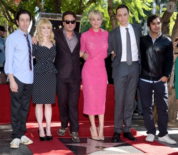 Simon Helberg, Melissa Rauch, Johnny Galecki, Jim Parsons et Kunal Nayyar entourent Kaley Cuoco qui dévoilait son étoile sur le Walk Of Fame à Hollywood, le 29 octobre 2014