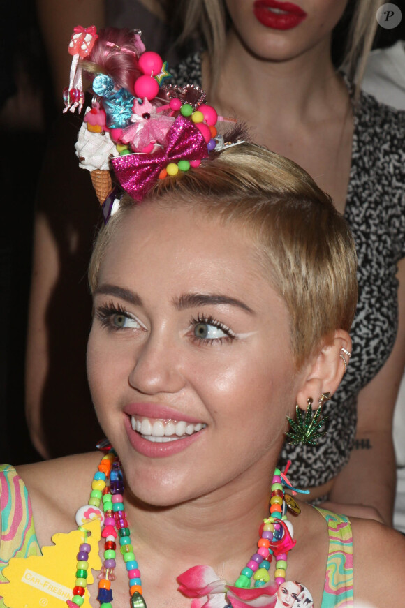 Miley Cyrus assiste au défilé Jeremy Scott à New York, le 10 septembre 2014.