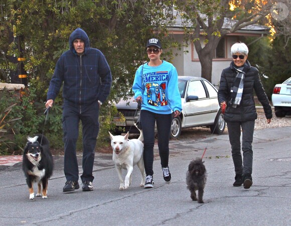 Amanda Bynes se balade avec ses parents et ses chiens à Thousand Oaks, le 7 décembre 2013.