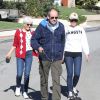 L'actrice Amanda Bynes fait une promenade avec ses parents à Thousand Oaks, le 5 décembre 2013.