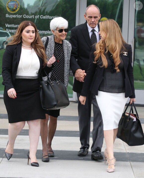 Les parents d'Amanda Bynes, Rick Bynes et Lynn Organ quittent le palais de justice à Oxnard, Los Angeles, le 31 octobre 2014.