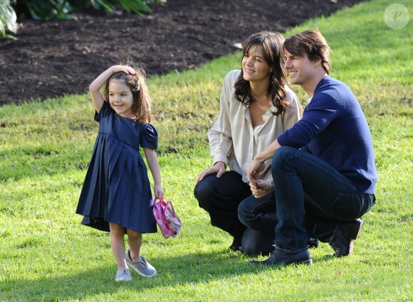 Tom Cruise, Katie Holmes et leur fille Suri se promenent dans les jardins de Flagstaff à Melbourne en Austalie, le 7 août 2009. 