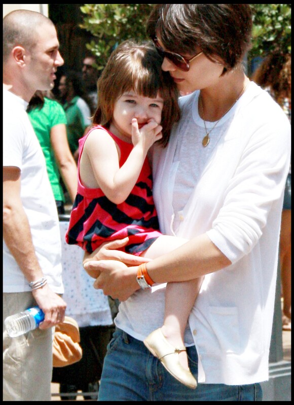 Katie Holmes et sa fille Suri à Los Angeles, le 19 juillet 2008. 
