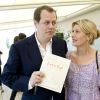 Tom Parker Bowles, fils de Camilla, duchesse de Cornouailles, avec sa femme Sara en juin 2012 lors du lancement de son quatrième livre, Let's Eat : Recipes From My Kitchen Notebook, à Londres.