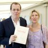 Tom Parker Bowles, fils de Camilla, duchesse de Cornouailles, avec sa femme Sara en juin 2012 lors du lancement de son quatrième livre, Let's Eat : Recipes From My Kitchen Notebook, à Londres.