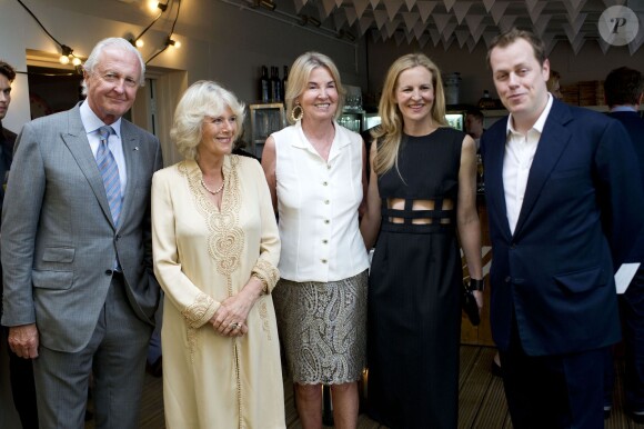 Galen Weston, la duchesse Camilla, Hilary Weston, Alannah Weston et Tom Parker Bowles en juin 2012 lors du lancement de son quatrième livre, Let's Eat : Recipes From My Kitchen Notebook, à Londres.
