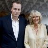 Tom Parker Bowles avec sa mère Camilla, duchesse de Cornouailles, et sa femme Sara en juin 2012 lors du lancement de son quatrième livre, Let's Eat : Recipes From My Kitchen Notebook, à Londres.