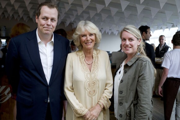 Tom Parker Bowles avec sa mère Camilla, duchesse de Cornouailles, et sa femme Sara en juin 2012 lors du lancement de son quatrième livre, Let's Eat : Recipes From My Kitchen Notebook, à Londres.