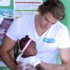 Le nageur Camille Lacourt, ambassadeur de la campagne Pampers-Unicef contre le tétanos néonatal et maternel, en voyage en Haïti - octobre 2014 