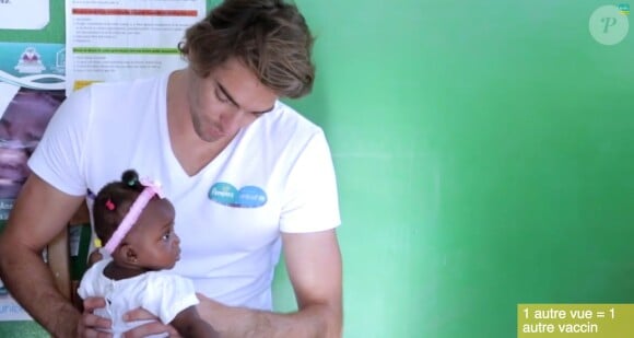 Le nageur Camille Lacourt, ambassadeur de la campagne Pampers-Unicef contre le tétanos néonatal et maternel, en voyage en Haïti - octobre 2014 