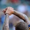 David Beckham a aujourd'hui les bras entièrement recouverts de tatouages, on y voit entre autre sa femme en pin-up