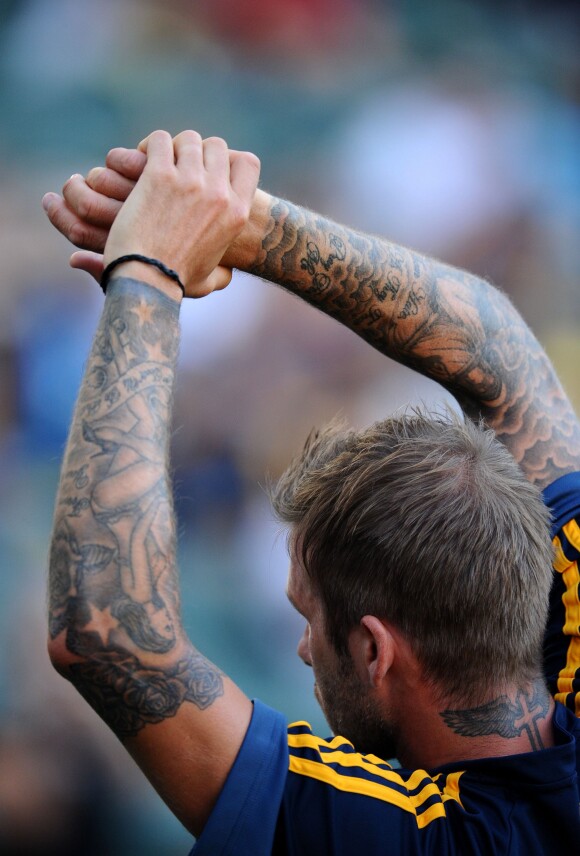 David Beckham a aujourd'hui les bras entièrement recouverts de tatouages, on y voit entre autre sa femme en pin-up