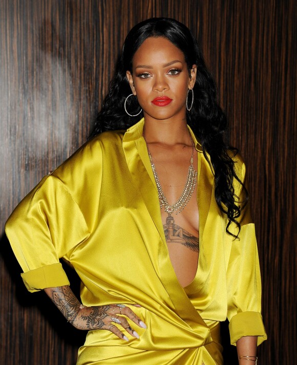 Rihanna n'hésite pas à dévoiler ses tatouages dans des robes très sexy