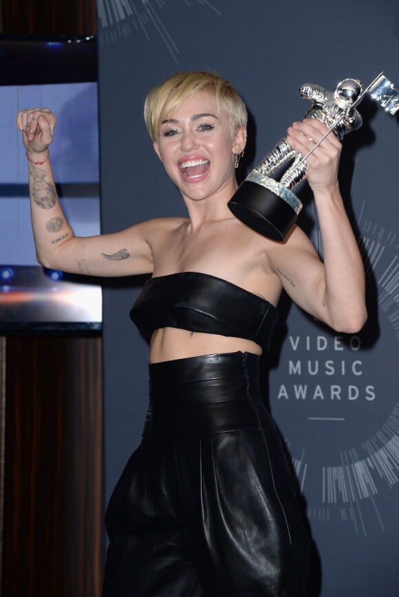 Miley Cyrus multiplie les tatouages. un de ses derniers : le portrait de sa grand-mère