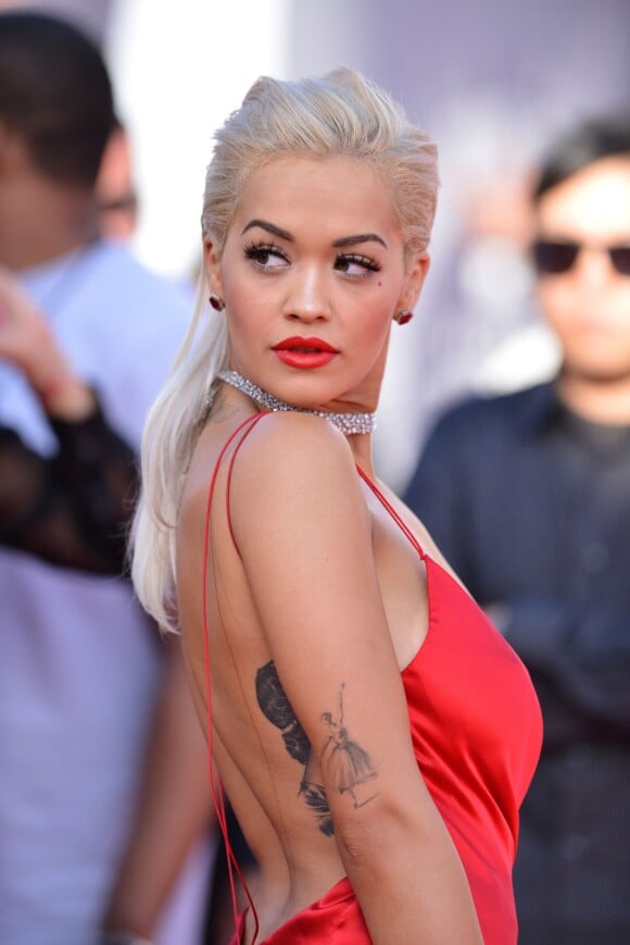 Rita Ora est accro aux tatouages. On adore sa ballerine sur le bras.