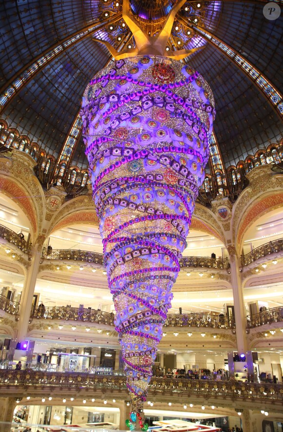 Illustration - Jerry Hall donne le coup d'envoi des illuminations de Noël aux Galeries Lafayette à Paris, le 5 novembre 2014.