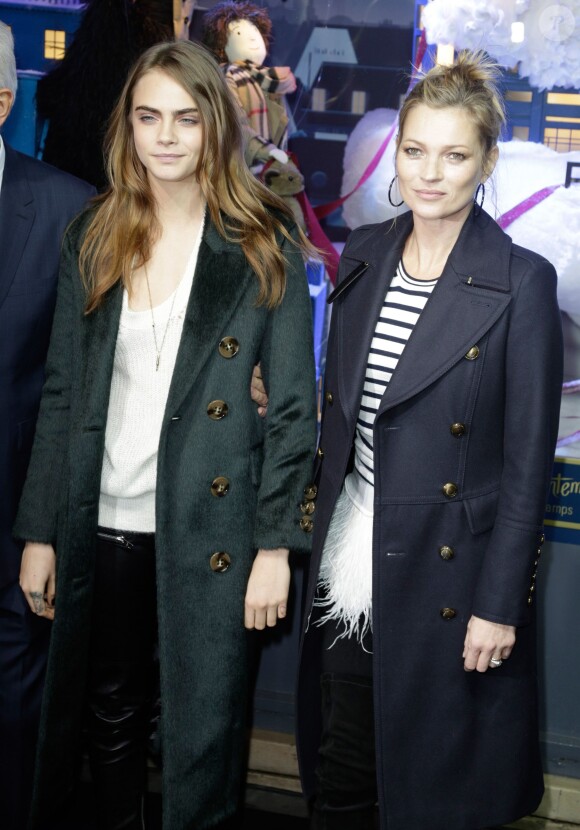 Cara Delevingne et Kate Moss (égéries Burberry) lors de l'inauguration des vitrines de Noël du magasin Printemps Haussmann à Paris, le 6 novembre 2014. 
