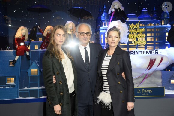 Paolo Cesare, Cara Delevingne et Kate Moss lors de l'inauguration des vitrines de Noël du magasin Printemps Haussmann à Paris, le 6 novembre 2014. 