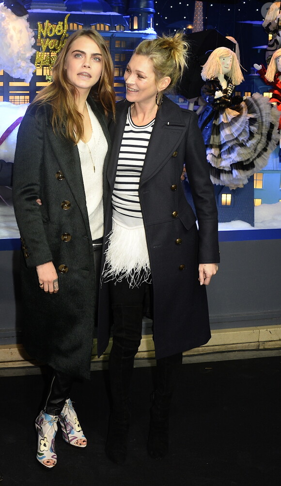 Cara Delevingne et Kate Moss lors de l'inauguration des vitrines de Noël du magasin Printemps Haussmann à Paris, le 6 novembre 2014.