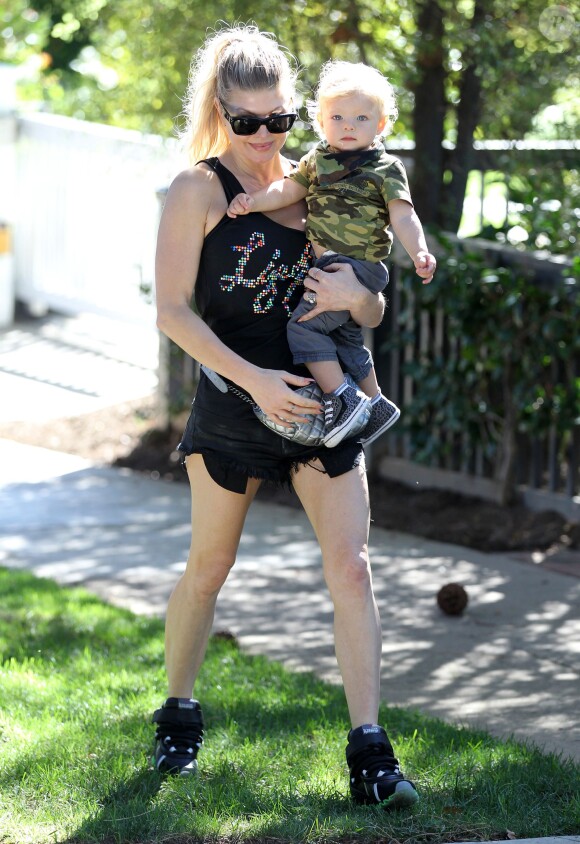 Fergie avec son fils Axl à Santa Monica, le 6 novembre 2014.