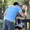 Fergie et Josh Duhamel en compagnie de leur fils Axl dans les rues de Santa Monica, le 6 novembre 2014.