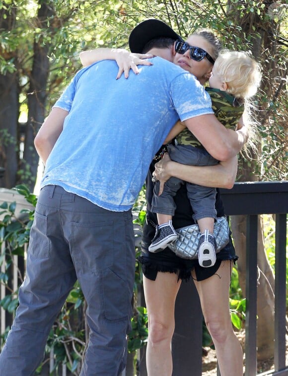 Fergie et Josh Duhamel en compagnie de leur fils Axl dans les rues de Santa Monica, le 6 novembre 2014.