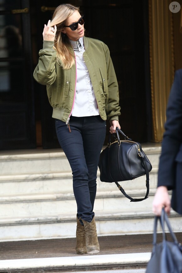 Kate Moss quitte l'hôtel Costes, dans le 1er arrondissement de Paris. Le 6 novembre 2014.