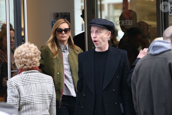 Kate Moss quitte la boutique colette à Paris. Le 6 novembre 2014.