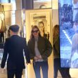 Kate Moss fait du shopping dans une boutique Louis Vuitton à Paris. Le 6 novembre 2014.