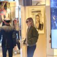 Kate Moss fait du shopping dans une boutique Louis Vuitton à Paris. Le 6 novembre 2014.