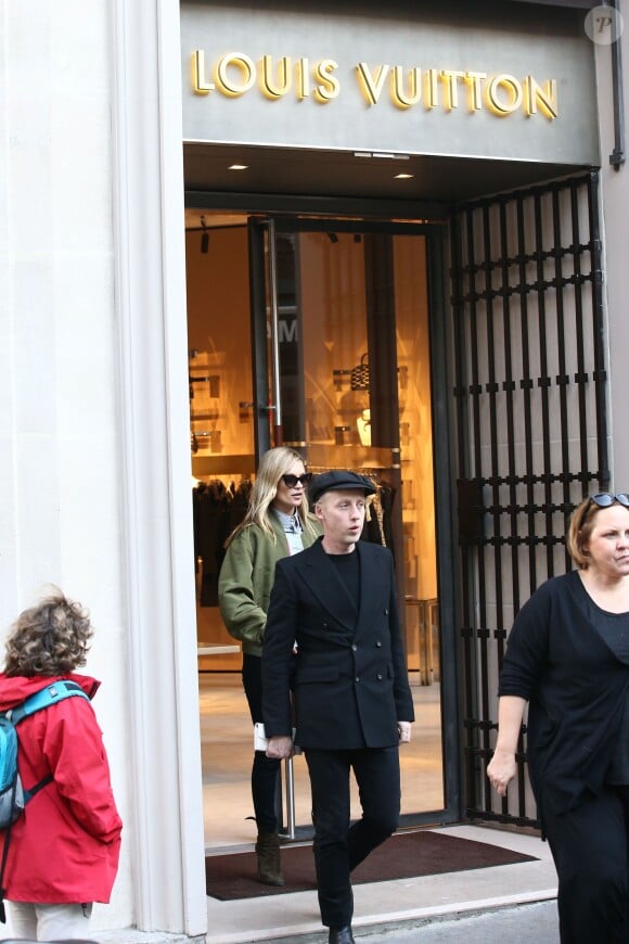 Kate Moss quitte la boutique Louis Vuitton de Saint-Germain des Près. Paris, le 6 novembre 2014.
