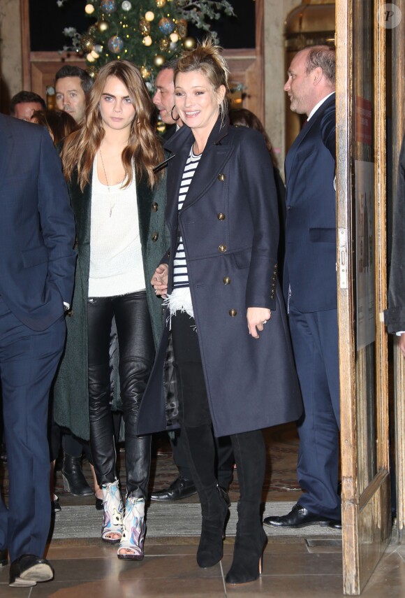 Cara Delevingne et Kate Moss quittent le magasin Printemps Haussmann à Paris, le 6 novembre 2014.
