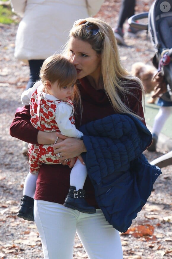 Michelle Hunziker, enceinte, et sa fille Sole s'amusent dans un parc. Milan, le 8 novembre 2014.
