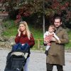 Michelle Hunziker, son mari Tomaso Trussardi et leur fille Sole s'amusent dans un parc. Milan, le 8 novembre 2014.