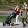 Michelle Hunziker, son mari Tomaso Trussardi et leur fille Sole s'amusent dans un parc. Milan, le 8 novembre 2014.