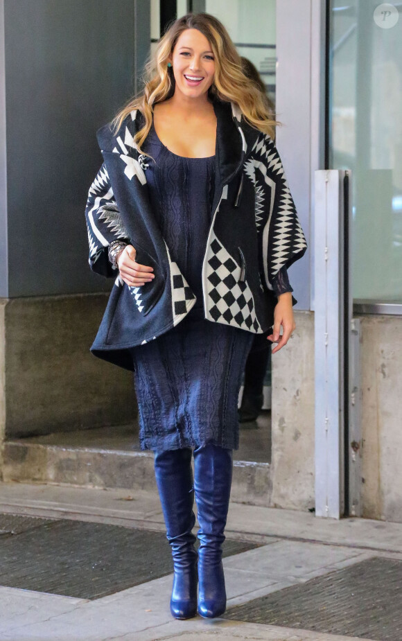 Blake Lively, enceinte et toujours aussi magnifique, se promène dans les rues de New York, le 8 novembre 2014 
 