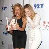 Jennifer Lopez, au côté de la journaliste Hoda Kotb, présente son livre "True Love" à New York, le 6 novembre 2014. 