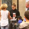Jennifer Lopez a emmené ses jumeaux Max et Emme au cinéma et dans un fast food à Calabasas, le 9 novembre 2014. 