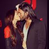 Nabilla embrasse son Thomas chez NRJ12 pour la conférence de presse d'Allô Nabilla le 22 octobre 2013
