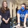 Kate Middleton, enceinte, a tenté de communiquer avec la jeune golfeuse Emma Allen en plein test d'effort alors qu'elle visitait le 12 novembre 2014 le GSK Human Performance Lab à Brentford (ouest de Londres) dans le cadre de son patronage de SportsAid.