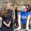 Kate Middleton, enceinte, a tenté de communiquer avec la jeune golfeuse Emma Allen en plein test d'effort alors qu'elle visitait le 12 novembre 2014 le GSK Human Performance Lab à Brentford (ouest de Londres) dans le cadre de son patronage de SportsAid.