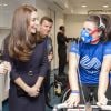 Kate Middleton, enceinte, a tenté de communiquer avec la jeune golfeuse Emma Allen en plein test d'effort alors qu'elle visitait le 12 novembre 2014 le GSK Human Performance Lab à Brentford (ouest de Londres) dans le cadre de son patronage de SportsAid.