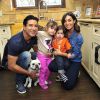 Mario Lopez en compagnie de son épouse Courtney et de leurs enfants Gia et Dominic à Los Angeles, le 30 octobre 2014.