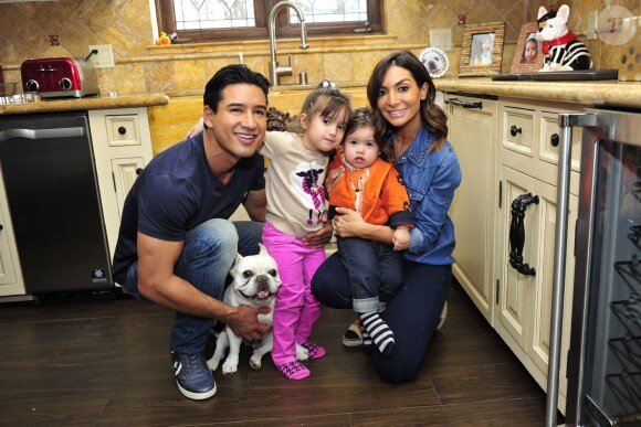 Mario Lopez en compagnie de son épouse Courtney et de leurs enfants Gia et Dominic à Los Angeles, le 30 octobre 2014.