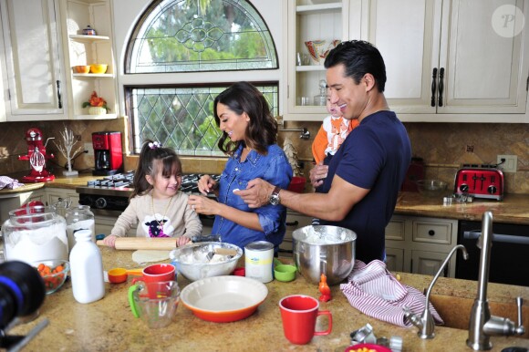 Mario Lopez avec sa femme et ses enfants à Los Angeles, le 30 octobre 2014.
