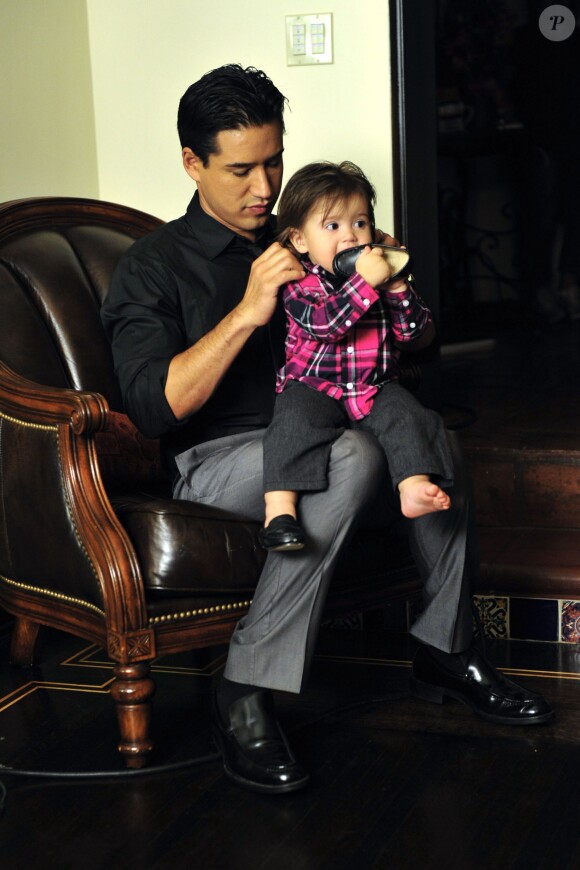 Mario Lopez avec sa fille à Los Angeles, le 30 octobre 2014.