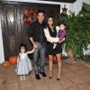 Mario Lopez en famille à Los Angeles, le 30 octobre 2014.